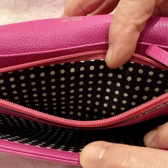 Kate Spade VGUC Bubblegum Pink
Leather VillabellaAve Mara Bow Wristlet
W/COA - Picture 10 of 12